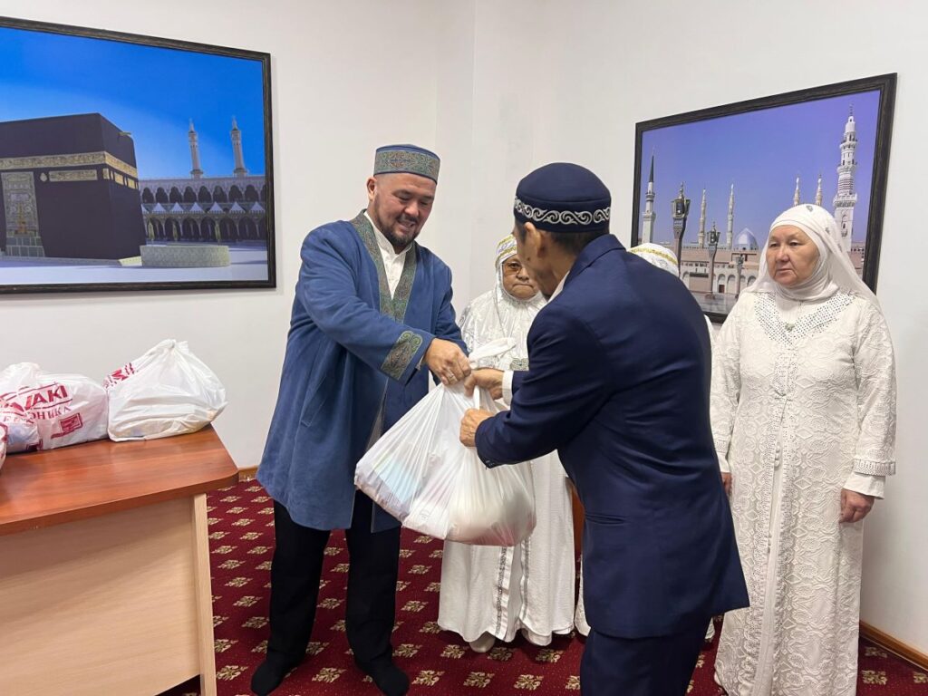 ШЫМКЕНТ ҚАЛАЛЫҚ ОРТАЛЫҚ МЕШІТТЕ «СЫЙЛЫҚ ҚОРЖЫНЫ» ҮЛЕСТІРІЛДІ
