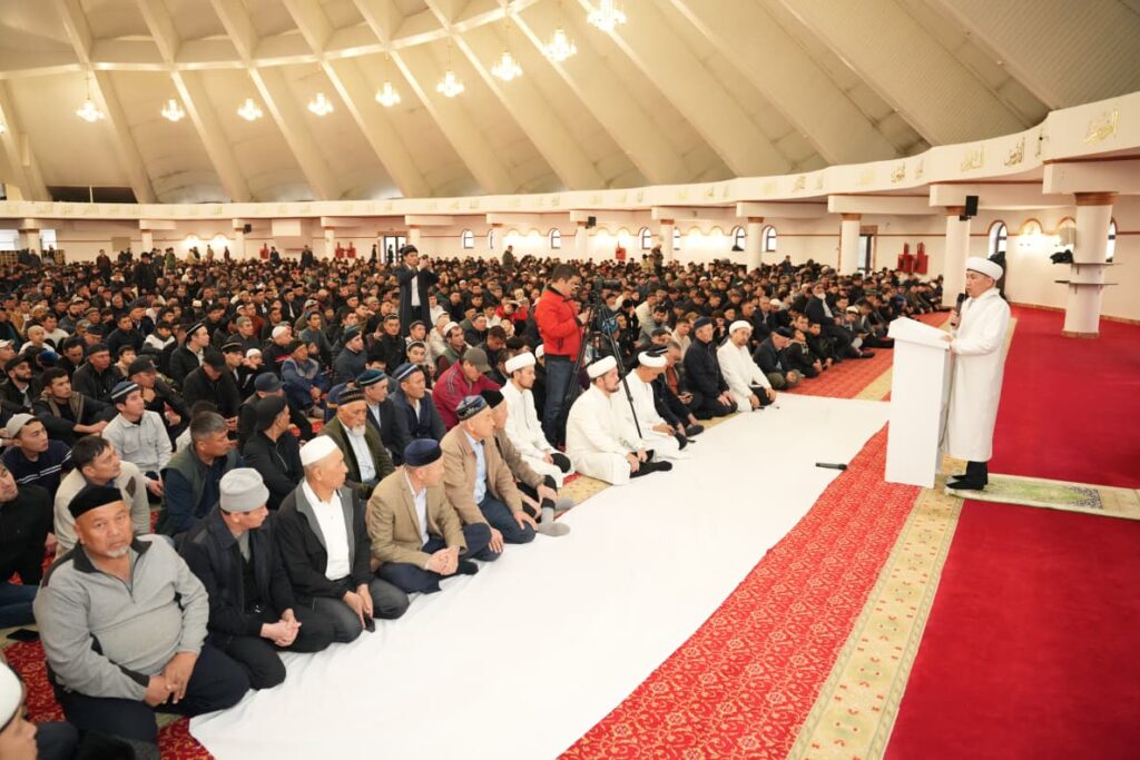 ШЫМКЕНТТЕ ҚАСИЕТТІ ОРАЗА АЙТ НАМАЗЫ ОҚЫЛДЫ