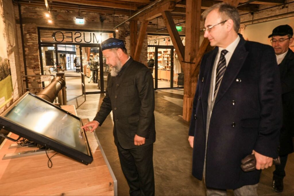 ҚМДБ ТӨРАҒАСЫ ХЕЛЬСИНКИДЕ МУЗЕЙДІ АРАЛАДЫ