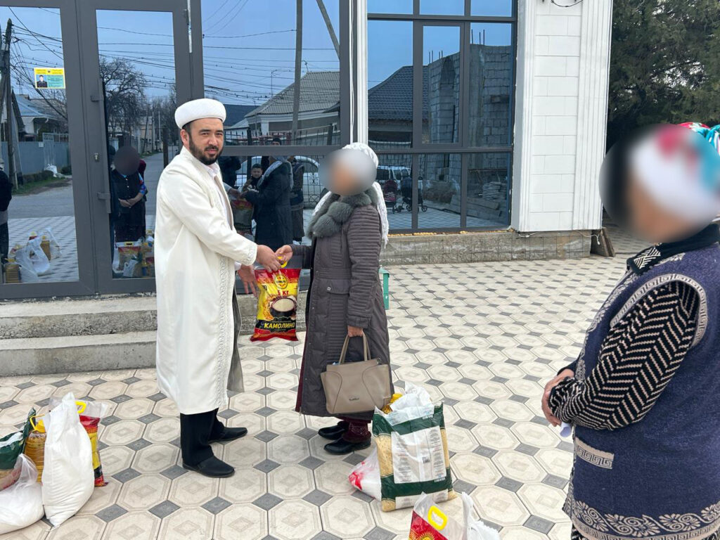 «СМАЙЛ АТА» МЕШІТІНДЕ 40 ОТБАСЫҒА «РАМАЗАН СЫЙЫ» ҚАЙЫРЫМДЫЛЫҚ СЕБЕТІ ҮЛЕСТІРІЛДІ