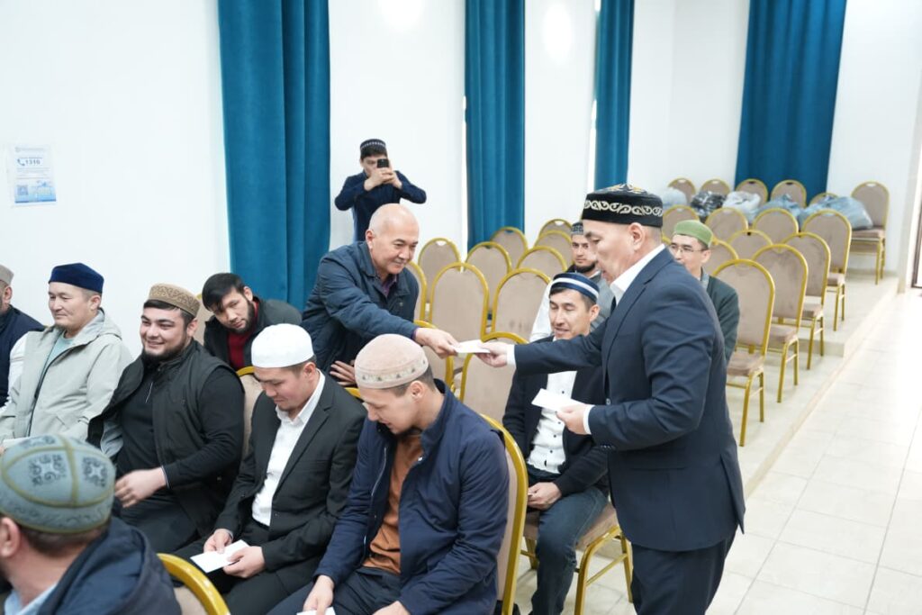 ШЫМКЕНТТЕ 70 ҰСТАЗҒА ЗЕКЕТ ҮЛЕСТІРІЛДІ