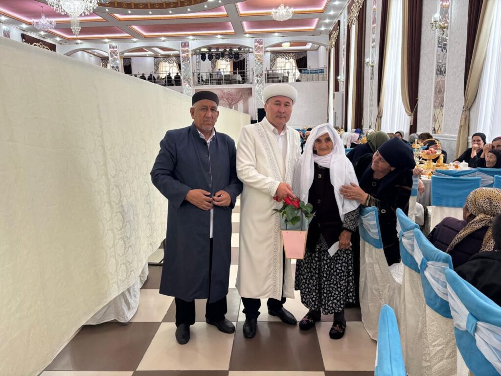 ҒАСЫР ЖАСАҒАН ӘЖЕГЕ ҚҰРМЕТ КӨРСЕТІЛДІ