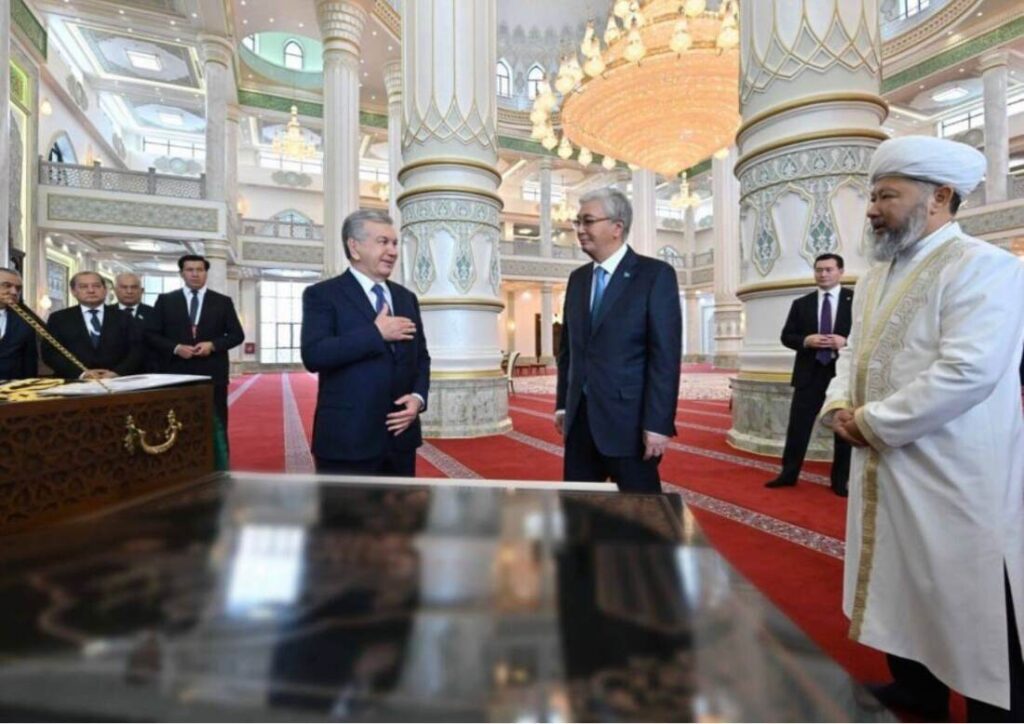 ҚАСЫМ-ЖОМАРТ ТОҚАЕВ ӨЗБЕКСТАН ПРЕЗИДЕНТІ ШАВКАТ МИРЗИЁЕВПЕН БІРГЕ ТҮРКІСТАНДАҒЫ ЖАҢА МЕШІТТІ АРАЛАП КӨРДІ