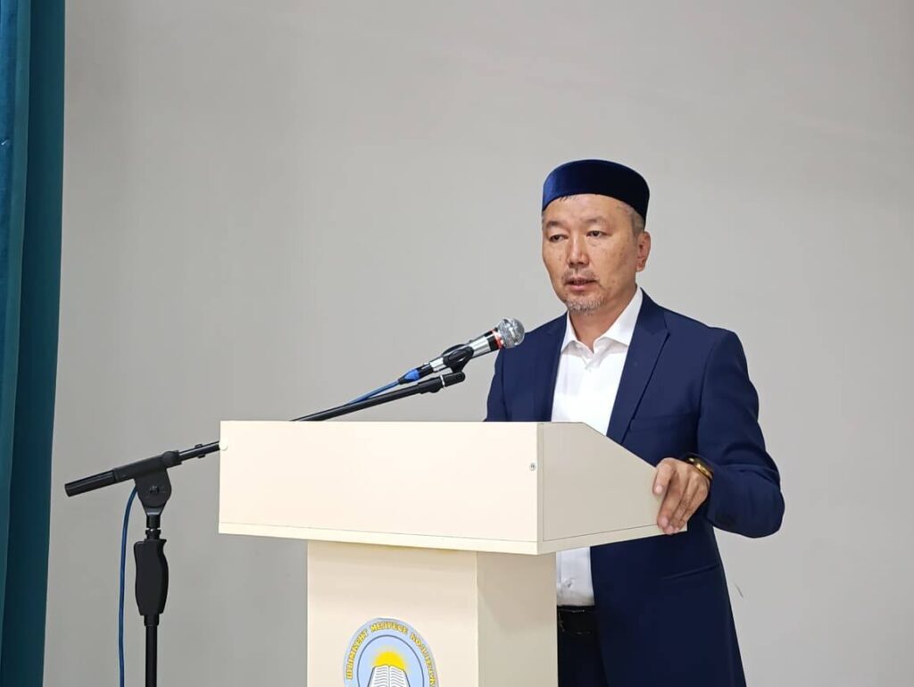 ШЫМКЕНТ: БАС МҮФТИДІҢ КЕҢЕСШІСІ ШӘКІРТТЕРГЕ ДӘРІС ОҚЫДЫ